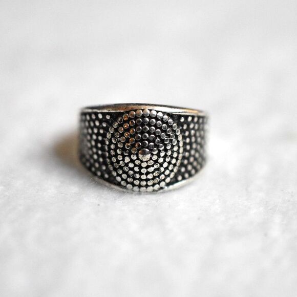 NWOT Southwestern Chunky Silver Tone Aztec Style Size 8 Unisex Ring - Picture 2 of 3